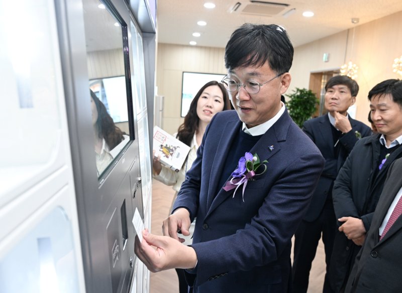 [안산=뉴시스] 이민근 경기안산시장이 29일 상록수도서관 개관식에 참석한 후 도서관을 둘러보고 있다.(사진=안산시 제공) 2023.11.30.sonanom@newsis.com