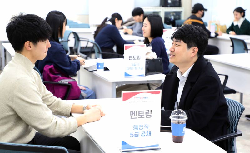28일 서울 광진구 건국대학교에서 열린 '찾아가는 공직박람회'를 찾은 참가자들이 멘토 공무원을 만나 상담을 하고 있다. 인사처 제공
