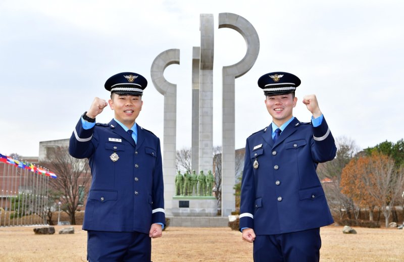 공군 학사장교 206명 임관, 형제 통역 장교·3대 이은 장교 가문 등