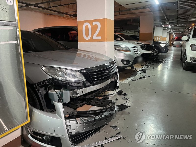 부서진 차량 / 연합뉴스