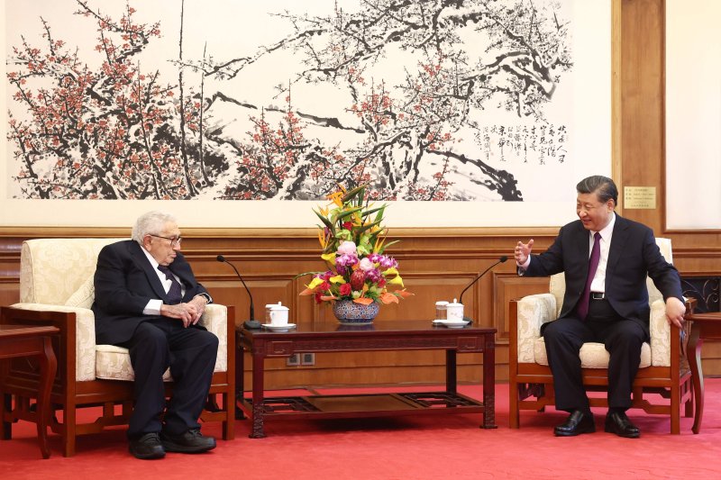 지난 7월 20일 중국 베이징에서 미국의 헨리 키신저 전 국무장관(왼쪽)이 시진핑 중국 국가주석과 대화하고 있다.AFP연합뉴스