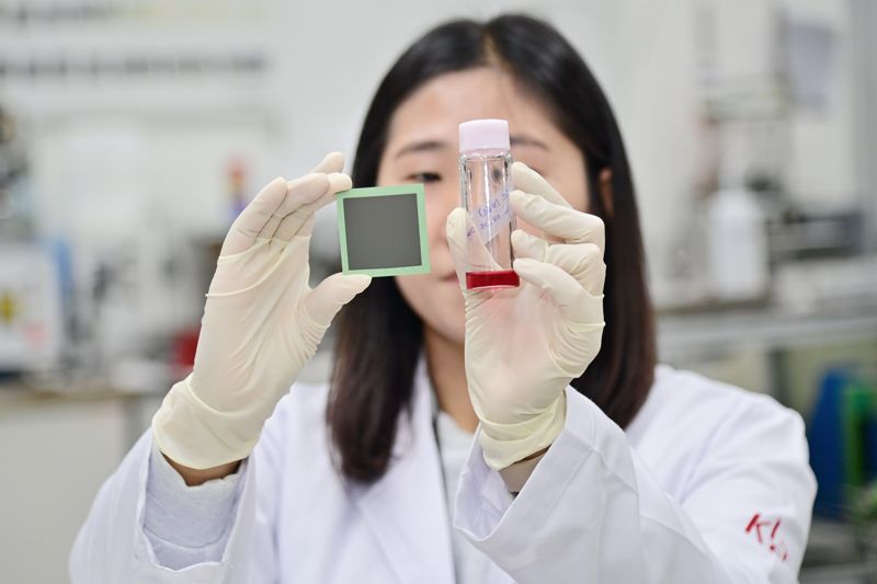 KIST 박미영 박사가 이번에 개발한 고온 수전해용 대면적 셀과 나노촉매 합성을 위한 특수화학 용액을 보여주고 있다. KIST 제공
