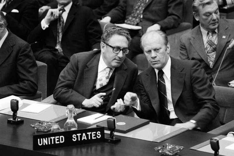 1975년 3월 30일 벨기에 브뤼셀에서 유럽 정상들과 회의에 참석한 당시 제너럴 포드 미국 대통령(오른쪽)이 헨리 키신저 미 국무장관의 조언을 듣고 있다.AFP연합뉴스