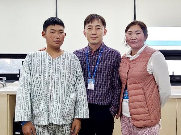 인공와우 수술을 담당한 동아대학교 의과대학 정성욱 교수(가운데)가 몽골환자 친부렌(왼쪽), 환자 어머니와 포즈를 취하고 있다. 동아대병원 제공
