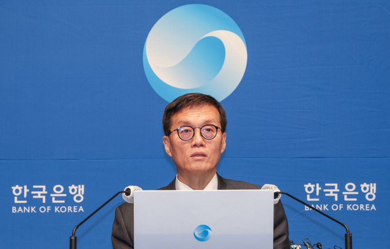 사진공동취재단 = 이창용 한국은행 총재가 30일 서울 중구 한국은행에서 열린 금융통화위원회 통화정책방향 결정회의를 마친 뒤 기자간담회를 하고 있다.