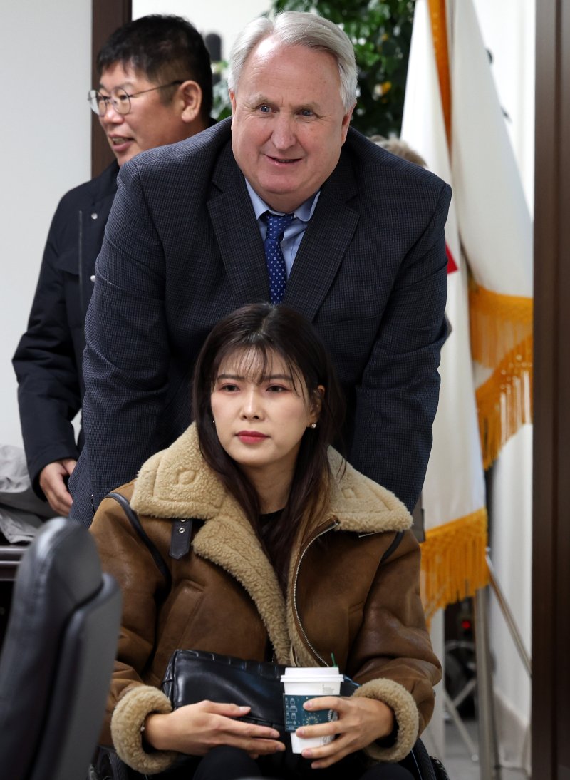 [서울=뉴시스] 추상철 기자 = 인요한 국민의힘 혁신위원장이 30일 오전 서울 여의도 국민의힘 당사에서 열린 '국민과 함께 혁신위원회 제11차 전체회의'에 참석하고 있다. 2023.11.30. scchoo@newsis.com