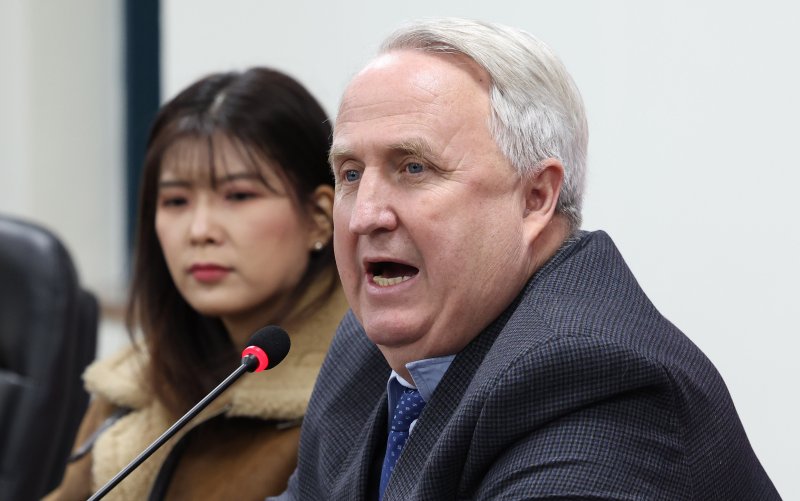 [서울=뉴시스] 추상철 기자 = 인요한 국민의힘 혁신위원장이 30일 오전 서울 여의도 국민의힘 당사에서 열린 '국민과 함께 혁신위원회 제11차 전체회의'에 참석해 발언하고 있다. 2023.11.30. scchoo@newsis.com