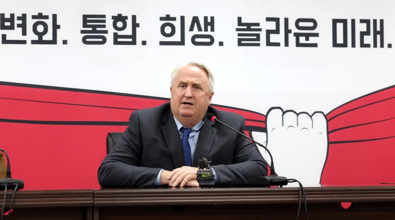 [서울=뉴시스] 추상철 기자 = 인요한 국민의힘 혁신위원장이 30일 오전 서울 여의도 국민의힘 당사에서 열린 '국민과 함께 혁신위원회 제11차 전체회의'에 참석해 발언하고 있다. 2023.11.30. scchoo@newsis.com