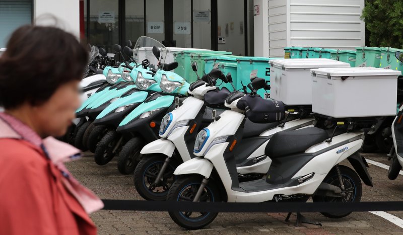 서울 강남구 논현동 배달의민족 자회사 '딜리버리N' 앞에 오토바이들이 주차돼 있다. 뉴스1