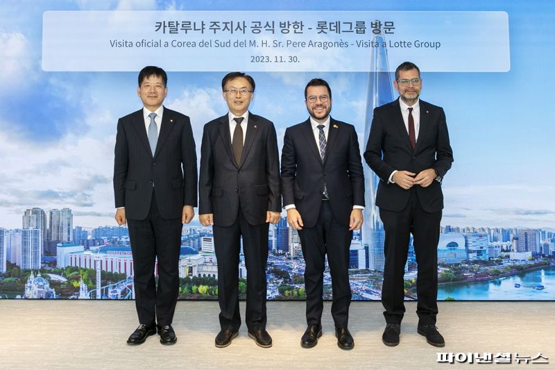 김교현 롯데그룹화학군 총괄대표 부회장(왼쪽 두번째)이 11월 30일 서울 잠실 롯데월드타워에서 페레 아라고네스 스페인 카탈루냐 주지사(오른쪽 두번째)와 만나 스페인 스마트팩토리의 주요 현안에 대해 논의한뒤 참석자들과 기념촬영을 하고 있다. 롯데에너지머티리얼즈 제공