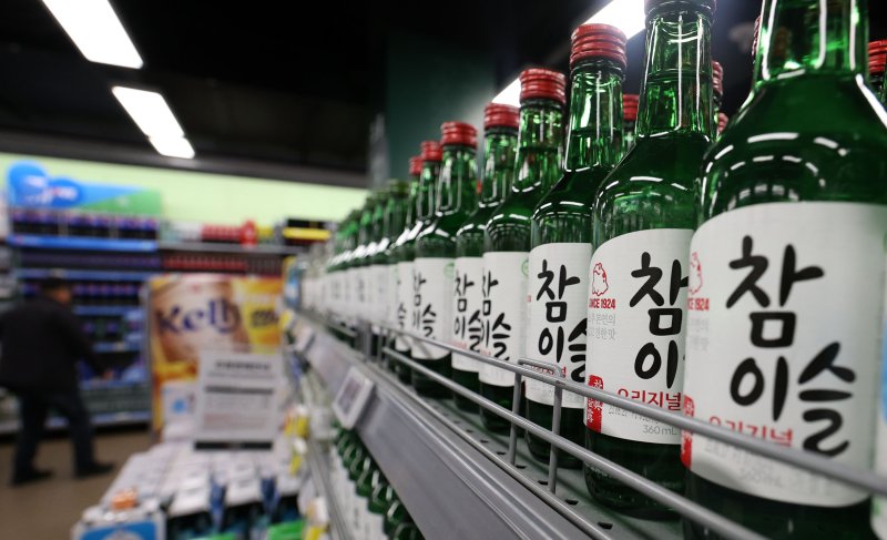 [서울=뉴시스] 김선웅 기자 = 정부가 국산 소주와 위스키 가격을 낮추기 위한 주세 개편을 검토하고 있다. 기재부와 국세청, 주류업계가 현재 논의 중인 기준판매비율은 30~40% 선인 것으로 알려졌다. 기준판매비율은 개별소비세 과세표준을 정할 때 적용되는 비율로 원가에 기준판매비율을 곱한 만큼 과세표준에서 제외돼 비율이 클수록 세금이 줄고 출고가 인하 폭은 커진다. 8일 서울 소재 유통매장에서 소주가 판매되고 있다. 2023.11.08. mangusta@newsis.com