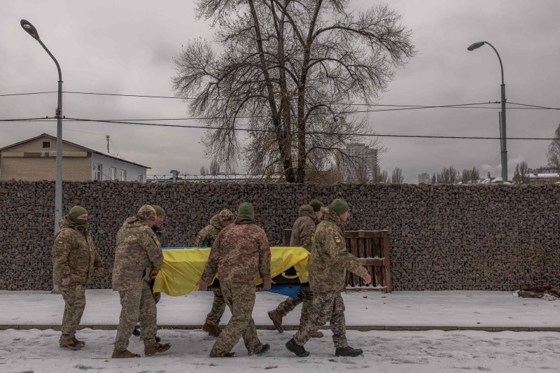 지난달 29일(현지시간) 우크라이나 키이우 인근에서 우크라 병사들이 남부 자포리자주에서 전사한 동료의 관을 공동묘지로 옮기고 있다.AFP연합뉴스