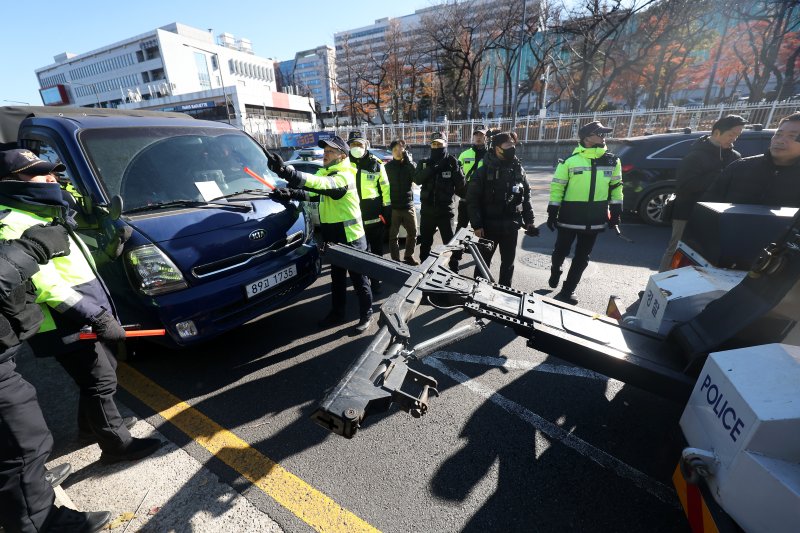 '개 식용 금지법' 반대 시위하다 경찰과 충돌…육견 단체 회원 체포