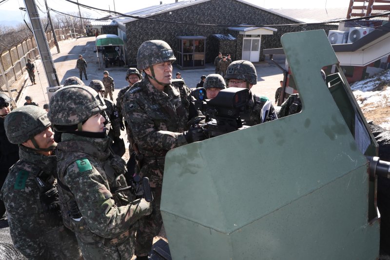 합참의장 '동부전선 GP' 방문 "적 도발에 즉시·강력히·끝까지 응징" 지시