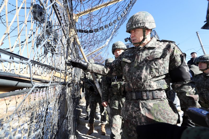 김명수 합동참모의장이 30일 강원도 동부전선 접적지역 최전방 GOP·GP 경계작전부대를 처음 방문해 군사대비태세 현장을 점검하고 있다. 사진=국방일보 제공