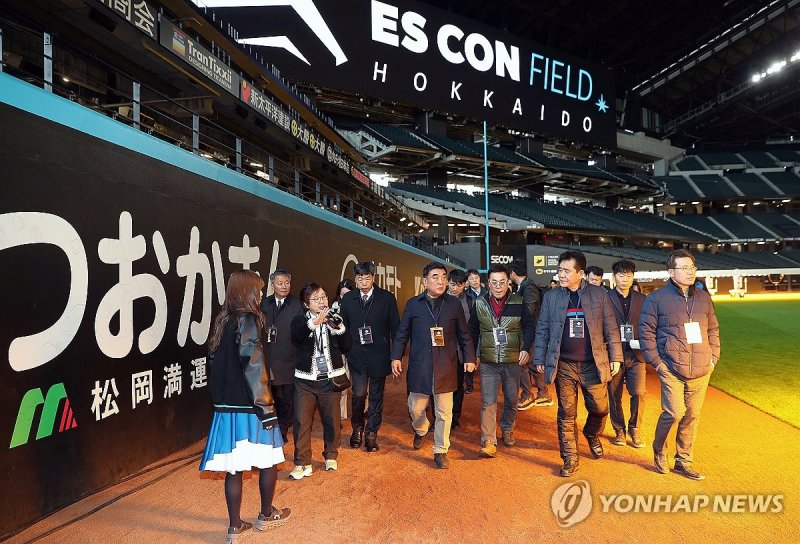 일본 에스콘 필드 시찰하는 김두겸 울산시장 일본 에스콘 필드 시찰하는 김두겸 울산시장 (울산=연합뉴스) 김두겸 시장이 이끄는 울산시 해외사절단은 30일 일본 홋카이도 키타히로시마시 '에스콘 필드' 돔 야구장을 찾아 시설 현황과 복합문화시설 운영 노하우 등 체육시설 활용 활성화 방안을 점검했다. 2023.11.30 [울산시 제공. 재판매 및 DB 금지] hkm@yna.co.kr (끝)