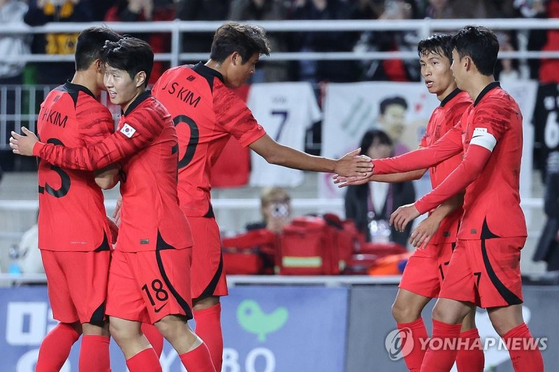 한국은 현재 5연승을 내달리며 가파른 상승세를 기록 중이다. 내년 1월 아시안컵에서 64년만의 우승을 노리고 있다. (출처=연합뉴스)