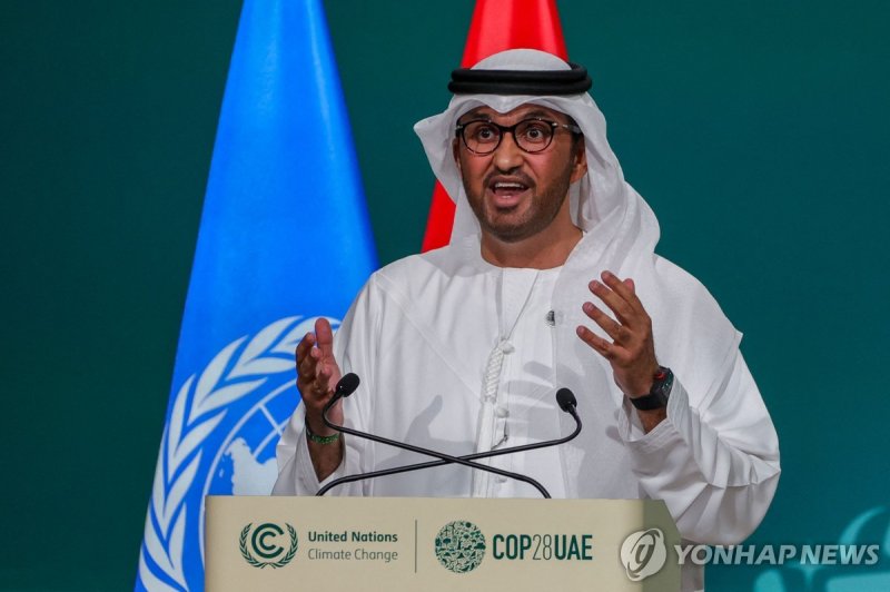 COP28 개막 COP28 president Sultan Ahmed Al Jaber speaks during the opening ceremony of the COP28 United Nations climate summit in Dubai on November 30, 2023. The UN climate conference opened in Dubai on November 30 with nations under pressure to increase the urgency of action on global warming and wea