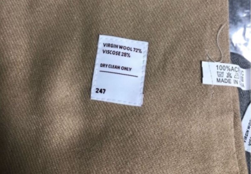 원단 소재 표시 라벨이 두 개나 지난 2020년 한 구매자가 후기에 올린 사진의 머플러 우측 라벨에는 '100% 아크릴(ACRYLIC)'이 적힌 것으로 추정된다. [무신사 홈페이지 캡처]