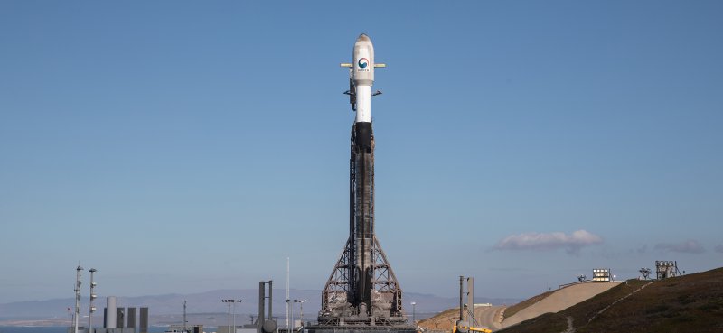 지난달 30일(현지시간) 미국 LA 반덴버그 우주군기지에 우리 군 최초 군사정찰위성 1호기를 탑재한 팰콘(Falcon)-9 발사체가 기립해 있다. 군사정찰위성 1호기는 2일 새벽 발사된다. 사진=SpaceX 제공