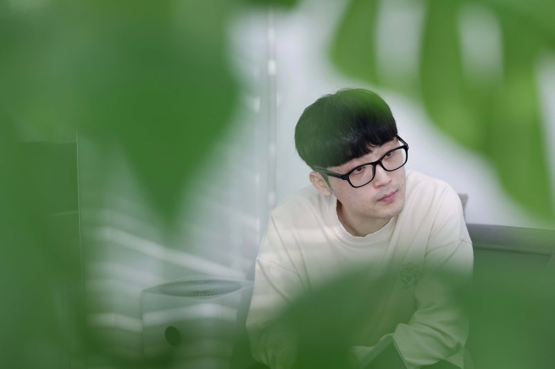 [서울=뉴시스] 최동준 기자 = '정가거부' 유튜버가 14일 서울 마포구 한 스튜디오에서 뉴시스와 인터뷰를 하고 있다. 2023.11.16. photocdj@newsis.com