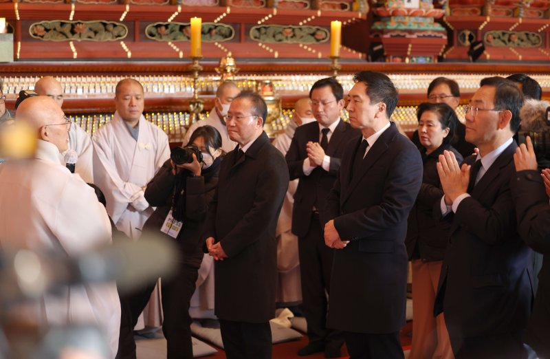 [서울=뉴시스] 김선웅 기자 = 김기현 국민의힘 대표 및 당 의원들이 1일 서울 종로구 조계사 대웅전에 마련된 전 조계종 총무원장 故 자승스님 분향소를 찾아 조문한 뒤 조계종 현 총무원장 진우스님으로부터 감사 인사말을 듣고 있다. 2023.12.01. mangusta@newsis.com