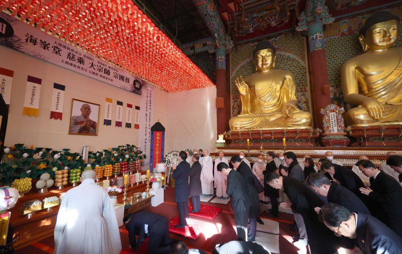 [서울=뉴시스] 김선웅 기자 = 김기현 국민의힘 대표 및 당 의원들이 1일 서울 종로구 조계사 대웅전에 마련된 전 조계종 총무원장 故 자승스님 분향소를 찾아 조문하고 있다. 2023.12.01. mangusta@newsis.com