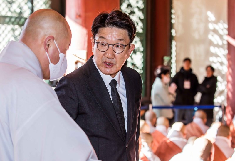 [서울=뉴시스] 김선웅 기자 = 권성동 국민의힘 의원이 1일 서울 종로구 조계사 대웅전에 마련된 전 조계종 총무원장 故 자승스님 분향소를 찾아 조문하고 있다. (공동취재) 2023.12.01. photo@newsis.com