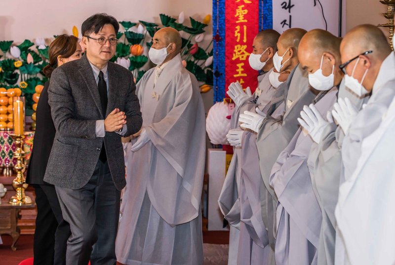 [서울=뉴시스] 김선웅 기자 = 홍익표 더불어민주당 원내대표가 1일 서울 종로구 조계사 대웅전에 마련된 전 조계종 총무원장 故 자승스님 분향소를 찾아 조문하고 있다. (공동취재) 2023.12.01. photo@newsis.com