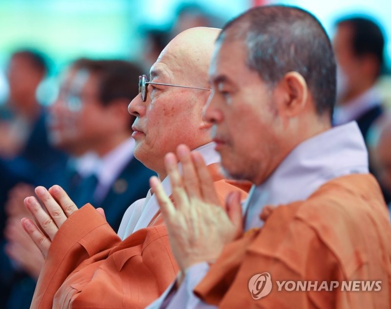 108배하는 진우 스님과 자승 스님 108배하는 진우 스님과 자승 스님 (서울=연합뉴스) 김도훈 기자 = 23일 오후 서울 종로구 조계사에서 열린 상월결사 인도순례 회향식에서 조계종 총무원장 진우 스님(왼쪽)과 상월결사 회주 자승 스님이 108배를 하고 있다. 상월결사 인도순례단은 43일 동안 인도와 네팔에서 1천167km 도보 성지 순례를 마친 뒤 이날 회향식에 참석했다. 2023.3.23 superdoo82@yna.co.kr (끝)