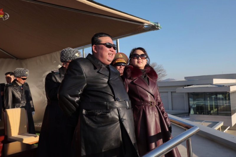 김정은 북한 국무위원장이 항공절을 맞아 지난 30일 딸 주애와 공군사령부를 방문해 시위비행을 참관했다고 지난해 12월 1일 조선중앙TV가 보도하고 있다. 사진=뉴시스