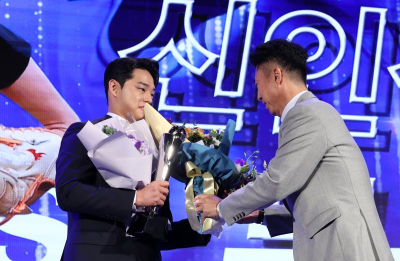 한화 문동주가 27일 서울 중구 웨스틴조선호텔에서 열린 2023 신한은행 SOL KBO 시상식에서 신인상을 수상한 후 손혁 단장에게 축하 꽃다발을 받고 있다. 2023.11.27/뉴스1 ⓒ News1 김성진 기자