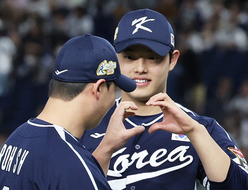 대한민국 야구대표팀 노시환이 17일 오후 일본 도쿄돔에서 열린 '2023 아시아프로야구챔피언십(APBC)' 대한민국과 일본의 경기에 입장하며 문동주와 손 하트를 만들고 있다. 2023.11.17/뉴스1 ⓒ News1 이재명 기자