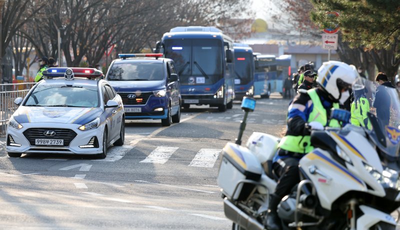 [대구=뉴시스] 이무열 기자 = 28일 오전 대구 달성군 화원읍 대구교도소에서 수감자를 실은 호송버스가 이동하고 있다. 경찰과 교정당국 등은 이날 대구교도소 수감자 2100여 명을 달성군 하빈면 신축 교도소로 호송한다. 2023.11.28. lmy@newsis.com