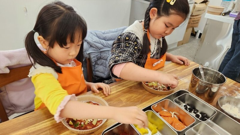 학산초등학교(교장 정공순)- 29일 학생들이 직접 기른 유기농 쌀을 활용해 쌀피자를 만들고 있다. 학생들은 마을과 협력한 '학산들교육과정'을 운영하며 볍씨관찰, 모판 제작, 추수 등 벼의 한살이와 다양한 유통·경제활동을 경험행했다.(전남교육청 제공)/뉴스1