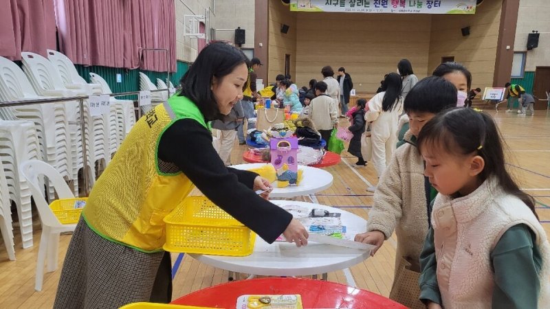 진원초등학교(교장 문제은)- 29일 학교 강당에서 열린 '행복 나눔장터'에서 학생들이 물건을 살펴보고 있다.(전남교육청 제공)/뉴스1