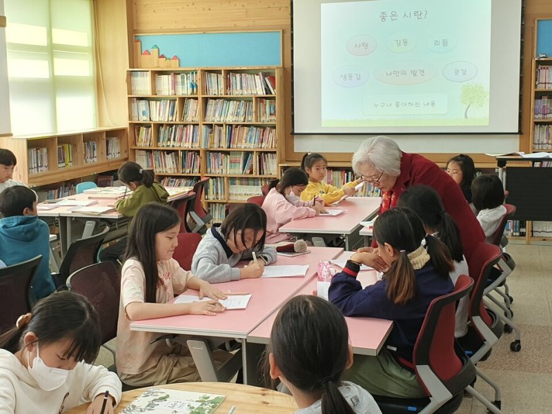 고흥동강초등학교(교장 양선례)- 27~28일 동강초 도서관에서 열린 '우리는 모두 시인'교육에 참여한 학생들이 시 쓰기 활동을 하고 있다.(전남교육청 제공)/뉴스1