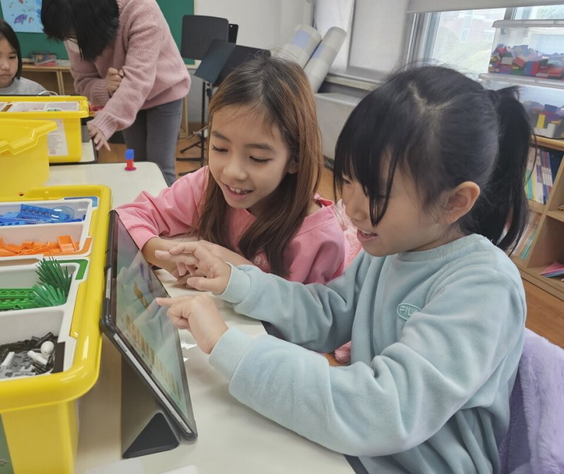 반남초등학교(교장 강진순)- 29일 코딩교육을 접목한 인문융합수업에 참여한 학생들이 태블릿을 조작하고 있다.(전남교육청 제공)/뉴스1