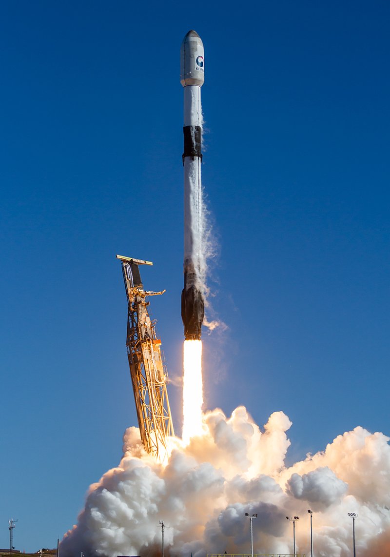 우리 군 최초 군사정찰위성 1호기가 2일 새벽 3시19분(한국시간) 미국 캘리포니아 소재 반덴버그 우주군기지에서 성공적으로 발사하고 있다.<div id='ad_body3' class='mbad_bottom' ></div> 사진=SpaceX 제공