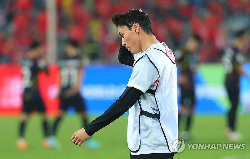 축구협회 "황의조 수사 결과 나올 때까지 국가대표 선발 안해" (서울=연합뉴스) 대한축구협회가 불법 촬영 혐의로 경찰 수사를 받고 있는 황의조에 대해 수사기관의 결과가 나올 때까지 국가대표로 선발하지 않기로 했다. 사진은 지난 22일 중국 선전에서 열린 2026 북중미 월드컵 아시아 2차 예선 한국과 중국의 경기에서의 황의조. 2023.11.28 [연합뉴스 자료사진] photo@yna.co.kr (끝)