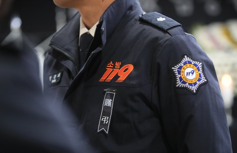 [제주=뉴시스] 우장호 기자 = 2일 제주시 연동 제주소방안전본부 1층에 마련된 시민분향소에서 고(故) 임성철 소방장의 동료들이 근조 리본을 가슴에 달고 있다. 화재 진압 중 순직한 임 소방장의 장례는 오는 5일 제주특별자치도장(葬)으로 엄수된다. 2023.12.02. woo1223@newsis.com