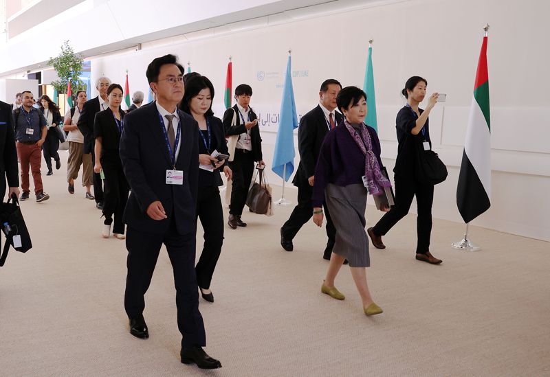 김태흠 충남지사(맨 왼쪽)가 1일(현지시간) 아랍에미리트 투바이 두바이엑스포시티에서 열린 제28차 유엔기후변화협약 당사국 총회(COP28) 개막식에 참석하기 위해 행사장에 들어서고 있다.