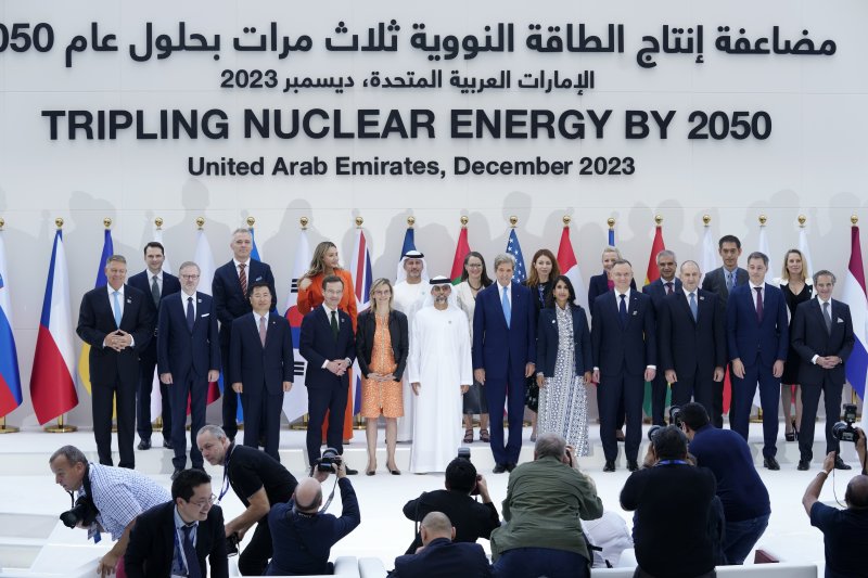 2일(현지시간) 아랍에미리트연합(UAE) 두바이에서 열린 유엔기후변화협약 당사국총회(COP28)에서 각국 대표들이 2050년까지 세계 원자력 발전소 용량을 2020년 대비 3배 늘리기 위해 협력하기로 합의한 뒤 함께 사진을 찍고 있다.AP연합뉴스