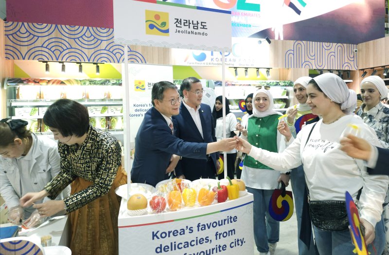 [무안=뉴시스] 이창우 기자=전남도가 2일(현지 시간) 아랍 에미리트 최대 도시 두바이 한국식품 수출 안테나숍(K-Fresh Zone)에서 중동지역 수출확대를 위한 전남식품 판촉행사를 성황리에 개최했다. 이날 행사는 이슬람 문화권인 현지 수요를 감안, 전남의 대표 농수산물 중 총 8개 품목(배·유자·김·김치·파프리카·고구마·배주스·두부스낵)을 선정해 시식과 판촉행사를 진행했으며, 파프리카는 한국 최초로 두바이에 시범 수출했다. (사진=전남도 제공) 2023.12.03. photo@newsis.com
