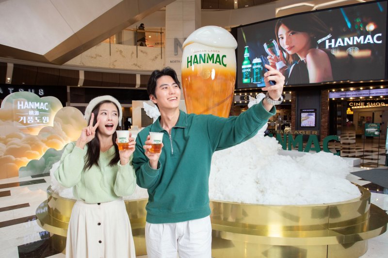 서울 여의도 IFC몰에서 모델들이 오비맥주 한맥 팝업스토어 '한맥 거품도원'을 소개하고 있다. ‘한맥 거품도원’ 팝업 스토어는 부드러운 한맥의 거품을 ‘무릉도원’ 콘셉트와 결합해 구현한 특별한 공간이다. (오비맥주 제공) 2023.11.17/뉴스1