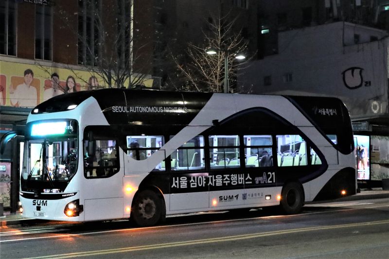 오후 11시30분부터 다음날 오전 5시10분까지 서울 합정과 동대문을 오가는 세계 최초 심야 자율주행버스. 서울시 제공