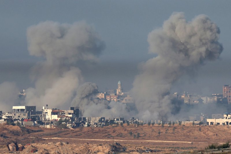 팔레스타인 가자지구 북부에서 3일(현지시간) 이스라엘군의 공습으로 연기가 피어오르고 있다.EPA연합뉴스