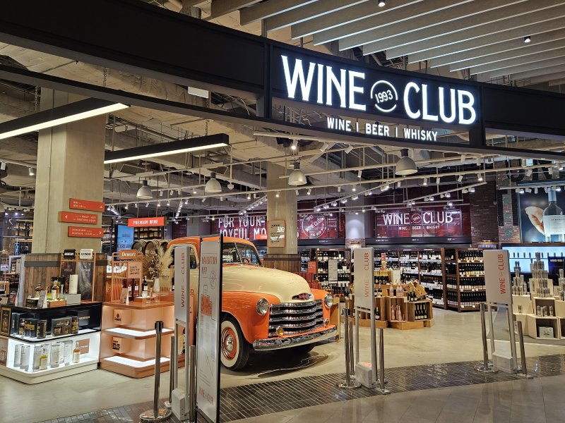 올해 5월 하남 스타필드 신세계백화점 지하 1층에 500평 규모로 문을 연 '와인클럽'은 전국에서 가장 큰 규모의 와인 매장이다. 사진=이정화 기자