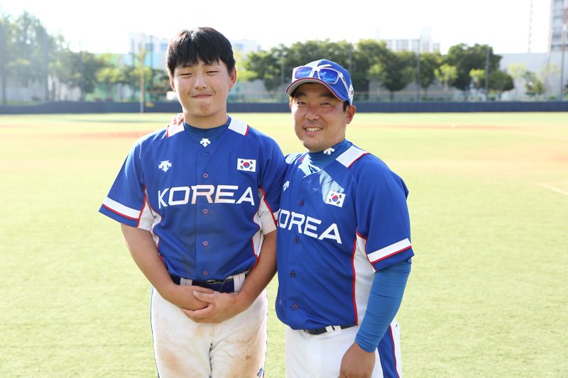 2021 청소년대표팀 당시 태극마크를 달았던 김성우. 왼쪽은 배재고 김성현 코치 (사진 = 전상일 기자)