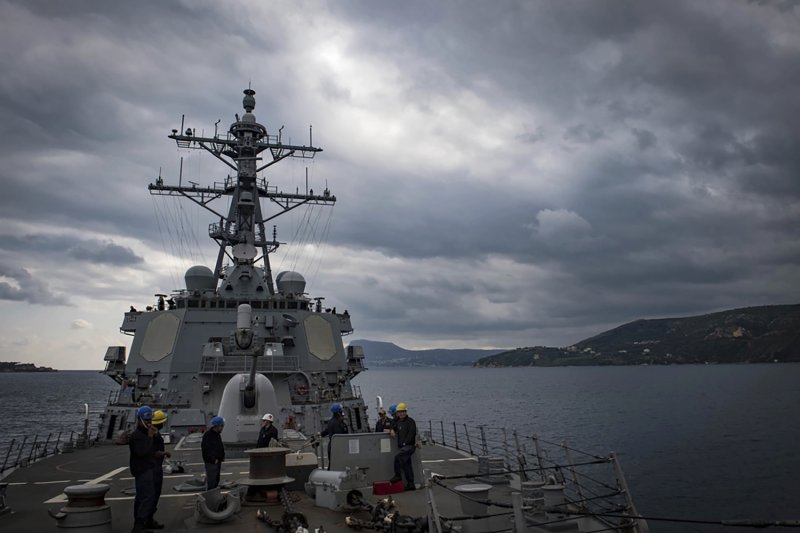지난 2018년 11월 12일 미국 해군 구축함 USS 카니함(DDG-64) 승조원들이 지중해에서 장비를 점검하고 있다.AP뉴시스